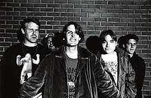 Una fotografia in bianco e nero dei cinque membri dei Pavement