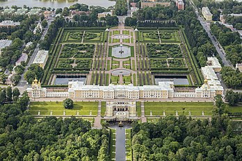 Vista aérea do Peterhof, um conjunto de palácios e jardins, distribuídos sob as ordens de Pedro, o Grande, e por vezes chamado de "Versailles Russo" em São Petersburgo, Rússia (definição 4 207 × 2 804)