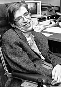 El cosmólogo y divulgador científico Stephen Hawking, elegido miembro en 1974