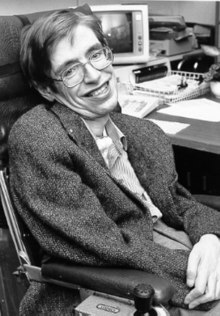 Photo en noir et blanc de Stephen Hawking dans son fauteuil roulant