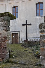 Kříž u zdi kostela