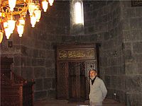 Внутренний вид армянской церкви Святых Апостолов, превращенной турками в мечеть