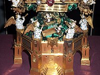 Baza relikviarija Svetega trna, Pariz, 1390-ta, a Vstajenje mrtvih v zlatu, emajlu in draguljih.