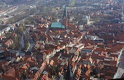 Город в 2003 году, в центре церковь святого Иоанна[нем.], за ней — Люнебургская водонапорная башня.