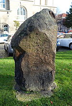 Runenstein von 1909 in Braunschweig - in Runenschrift auf Südseite: "Den Runen"