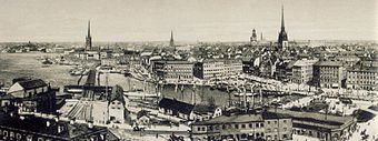 År 1900 fångade Hasse W. Tullberg Stockholm med Gamla stan och Saltsjön. Bilden består av fyra glasplåtar som är tagna från Katarinahissen.