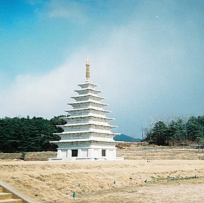 복원한 미륵사지 동탑