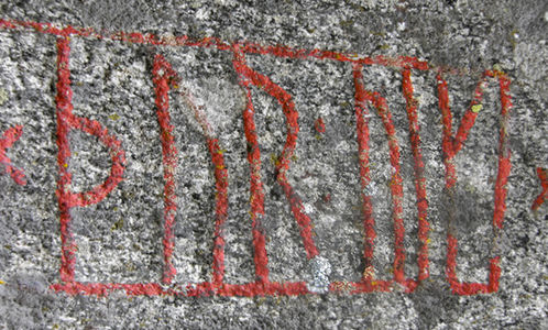 벨란다 룬돌의 × þur : uiki ×. 뜻은 “토르가 찍으시길”이다. 스웨덴에서 발견.
