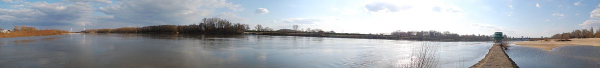 Panoramo pri fluvio Vistula.