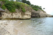 断崖状の海岸の一例（フィリピン共和国バタンガス州ナスグブ町の海岸）