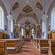 Pfarrkirche St. Michael, Ellmau (Tirol). Blick vom Haupteingang in Richtung Chor.