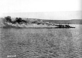 Marzo 1915, la nave da battaglia francese Bouvet poco prima di affondare nei Dardanelli.