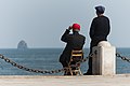 17.8 - 23.8: Dus seniors chinais contemplan la mar en il golf da Xinghai a Dalian en China.