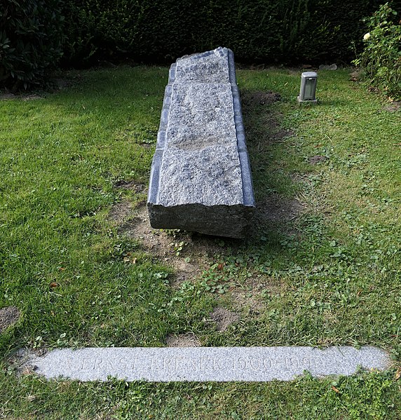 File:Grab von Ernst Krenek auf dem Wiener Zentralfriedhof.JPG