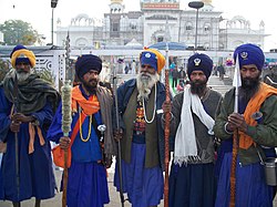 Pandžabai sikhai tradiciniais drabužiais