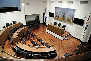 Sala de sesiones vacía en el Honorable Concejo Municipal de Santa Fe