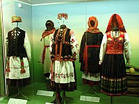 Жіноче народнє вбрання в залях луганського краєзнавчого музею