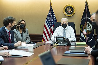 Tổng thống Joe Biden và Phó Tổng thống Kamala Harris và các thành viên của đội an ninh quốc gia của Tổng thống quan sát hoạt động chống khủng bố dẫn đến cái chết của al-Qurashi
