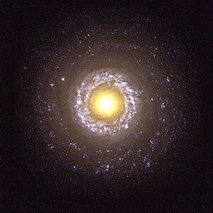 1998年にHSTが撮像した渦巻銀河NGC 7742。