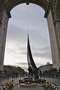 Tumba del soldado desconocido cobijada bajo el Arco de Triunfo (París).