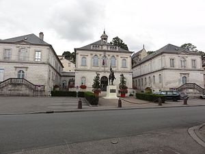 Stadhuis en het museum met het ruiterbeeld van Jeanne d'Arc