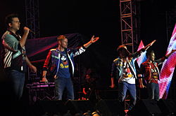 Larawan ng Westlife habang nagtatanghal sa kanilang Gravity Tour noong Oktubre 2011 sa Hanoi, Vietnam