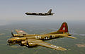27. Egy B–17 Flying Fortress és háttérben egy B–52 Stratofortress légi bemutató közben (javítás)/(csere)