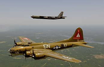 Dois modelos antigos de aeronave: um Boeing B-17 Fortaleza Voadora (abaixo) e um Boeing B-52 Stratofortress em voo de demostração aérea sobre a Luisiana, Estados Unidos. (definição 4 149 × 2 652)