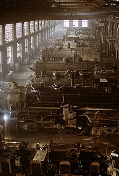 Dezembro de 1942, vista da oficina de reparações de locomotivas da ferrovia Chicago e North Western. Hoje, 200 anos atrás, morria James Watt, aquele que melhorou decisivamente o motor a vapor, lançando as bases para as mudanças trazidas pela Revolução Industrial. As locomotivas a vapor, como máquinas especiais de vapor, foram parte essencial dela. (definição 4 628 × 6 808)