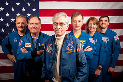 第一项太空梭任务STS-1个成员托最后一项任务STS-135个成员们共同拉休士顿林顿·詹森太空中心拍摄个合照。