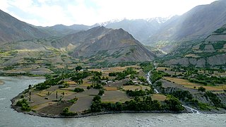 Jamarj-e Bala le long de la rivière Piandj.
