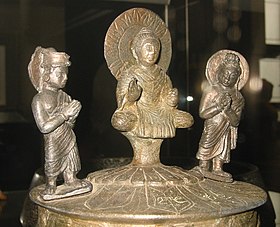 カニシカ王の舎利容器。クシャーナ朝時代のもので、上部が釈迦三尊像になっている。