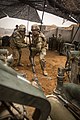 Il personale del 3º reggimento di cavalleria impegnato in operazione di caricamento durante l'intervento militare contro ISIL a Al-Qa'im, Iraq