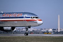 Boing 757, registracijske oznake N64AAA, na aerodromu „Ronald Reagan Washington”, marta 1995. godine.