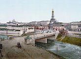 Pemandangan abad ke-19 Kharkiv, dengan menara loceng Assumption Cathedral menguasai latar langit.