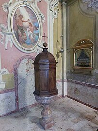 Les fonts baptismaux de l'église paroissiale de Caselle Landi, Italie, avec, à droite, la niche dédiée à la Nativité de Marie