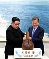 English: with Kim Jung-un, April 2018 한국어: 2018년 ko:김 정은 북한 국무 위원장 함께