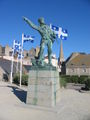 La statue de Robert Surcouf à Saint-Malo, réalisée par le sculpteur Alfred Caravaniez fin XIXe siècle.