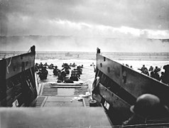 Amerikanske soldater går i land på Omaha-stranden 6. juni 1944 (stor versjon)