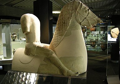 Statua di cavaliere da Kamarina, interpretato come acroterio, nel Museo Paolo Orsi di Siracusa.