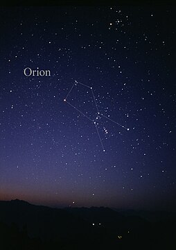 Rigel ist ein heller Stern im Sternbild Orion (rechts unten)