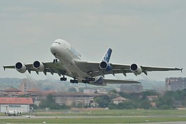 Les vols d'essai du Trent XWB-84 de Rolls-Royce furent réalisés sur un A380 (réacteur no 2 en bleu).