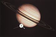 Pioneer 11-verbyvlug van Saturnus (kunstenaarsvoorstelling)