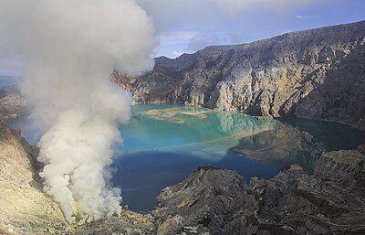 Fenomena keluarnya gas vulkanik dari kaldera di wilayah Gunung Ijen