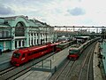 Pociągi podmiejskie na Dworcu Białoruskim, wśród nich „Aero-Express” na lotnisko Szeremietiewo (w kolorze czerwonym)
