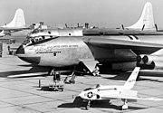 XB-52の機首部。量産機とは異なる形状を持つ。手前の機体はX-4。背後にはB-36