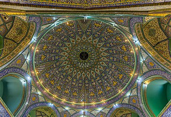 Vista do interior da cúpula da Mesquita do Xá, renomeada Mesquita do Imã após a Revolução Iraniana de 1979, e situada na seção norte do Grande Bazar em Teerã, Irã. Foi construída por ordem de Fate Ali Xá da Pérsia durante o período Cajar, como um dos símbolos de legitimidade da nova dinastia. Quando sua construção foi concluída, foi considerado o monumento arquitetônico mais notável em Teerã (definição 7 571 × 5 153)