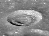 Безымянный концентрический кратер у подножия северной части внутреннего склона кратера Аполлон. Снимок зонда Lunar Reconnaissance Orbiter.