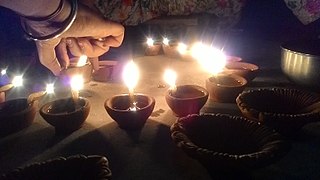 Frauen erstellen eine Diwali Diya anlässlich des indischen Lichtfestivals, Diwali