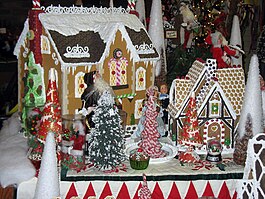 Una casa di pan di zenzero con un albero di Natale